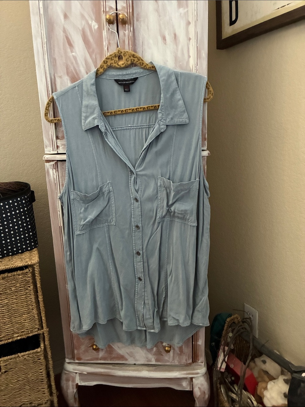 Rock & Republic Light Blue Sleeveless Button-Front Utility Blouse